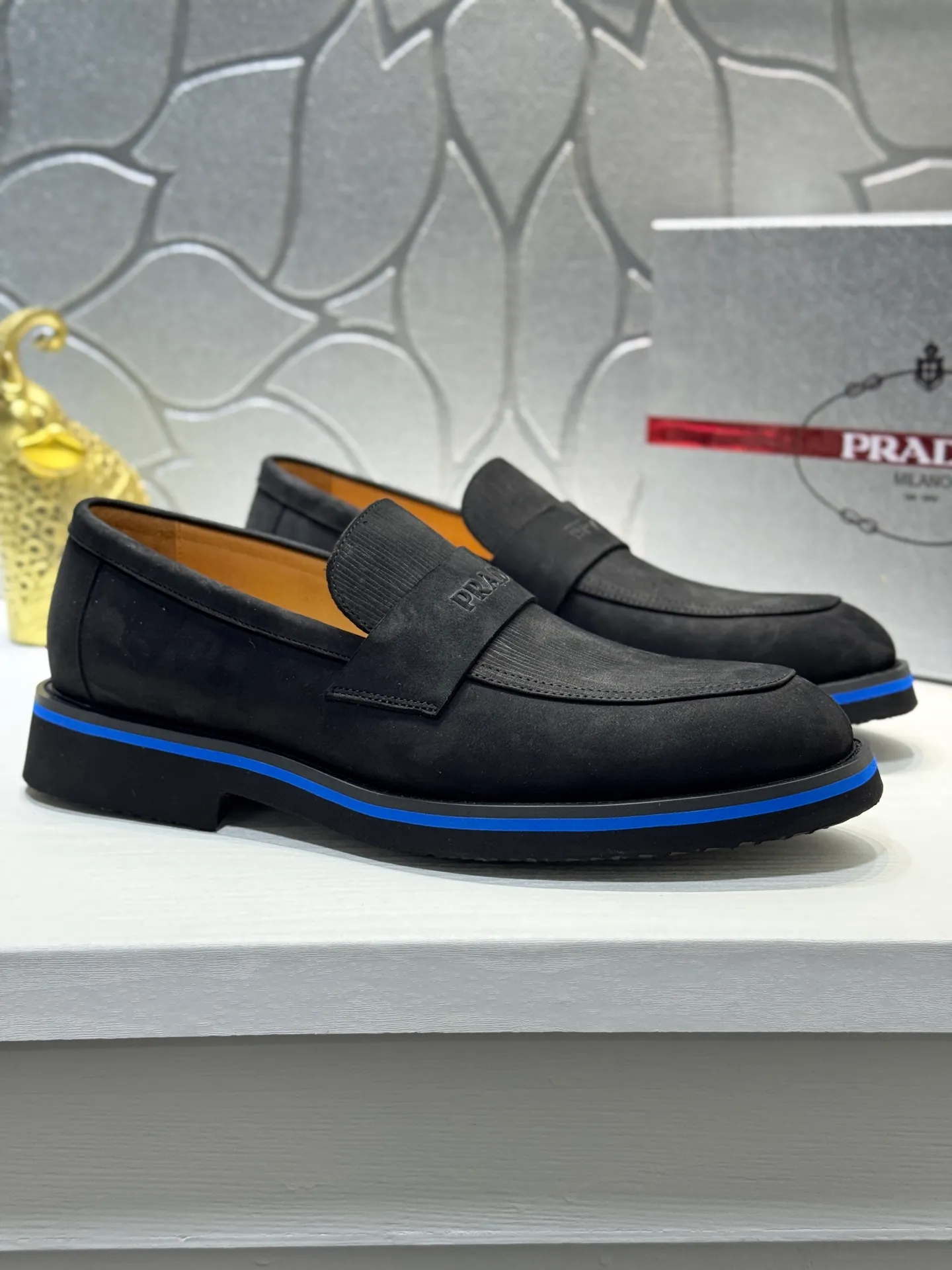 Men's shoes 💰520 💰PRADA*——◾ Prada~Thick-soled men's shoes, original single-level perfect boutique, brogue style men's formal casual leather shoes, luxurious materials, imported cowhide, with water-dyed cowhide lining, 4.5cm increased PU foam lightweight outsole, perfectly restore the original classic, purchase the original 1:1 accurate replica, welcome all comparisons 🆚, the design is full of modernity, versatile and fashionable urban men! Size: 39-44 (38.45.46.47 customized YS)